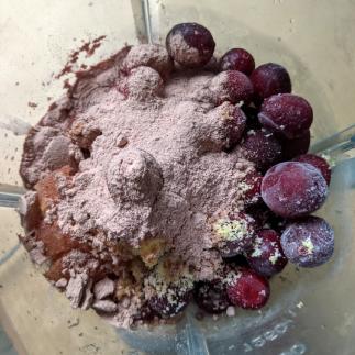 Mixing Superfoods Plus and berries