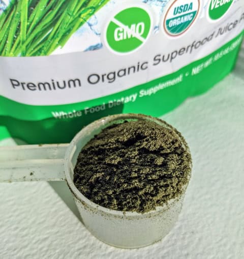 Organic green superfood powder blend with 44 whole food ingredients